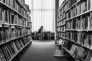 英国大学 Essay 批判性写作技巧全指南