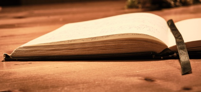 把Brief 的要求翻译成 Essay 各部分的“功能清单”
